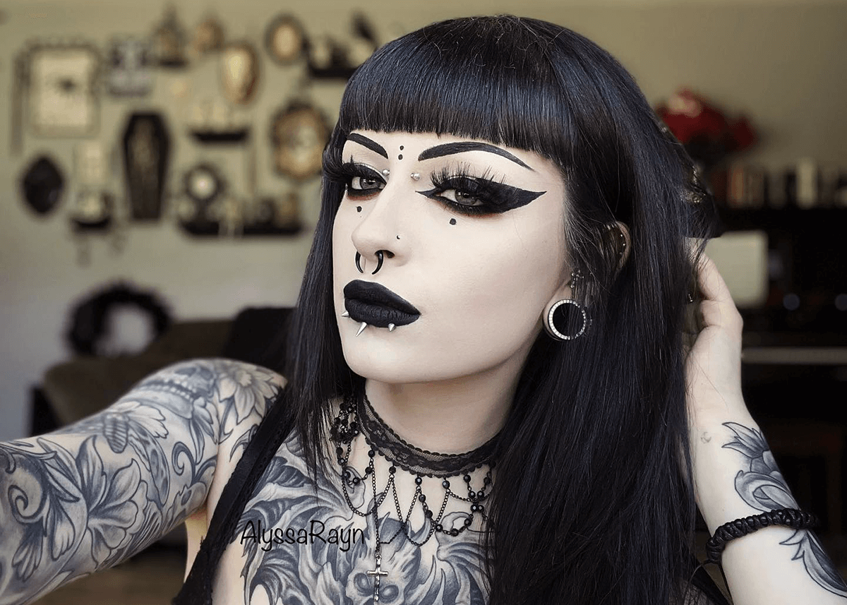 How to do Goth Makeup Featured Image