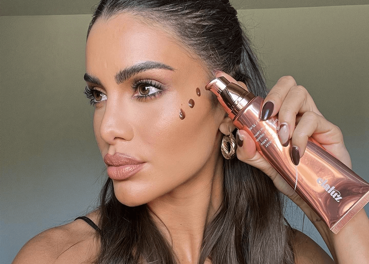 Girl applying bronzer to face with pump makeup