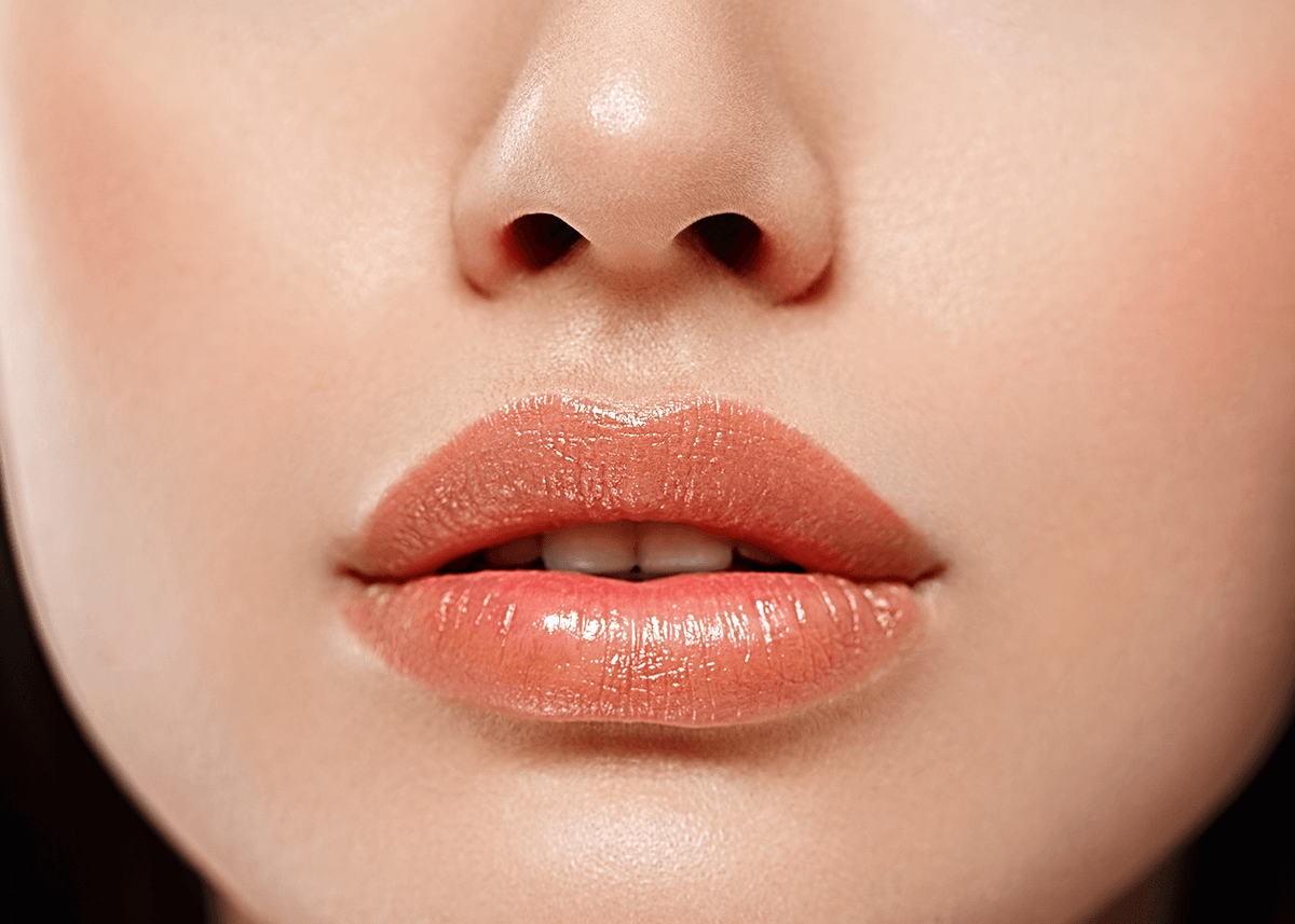 Glossy lips for Dewy Makeup Look